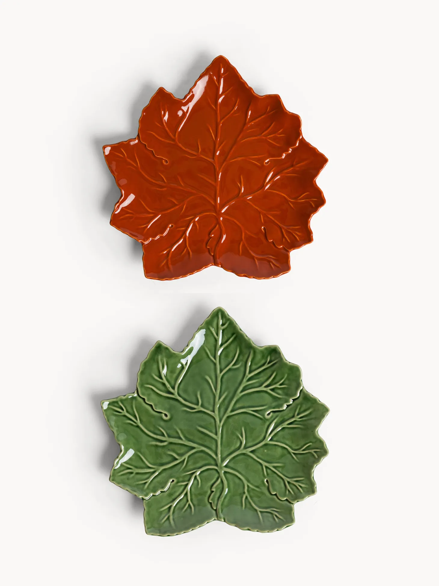 Piatto in stoneware a forma di foglia