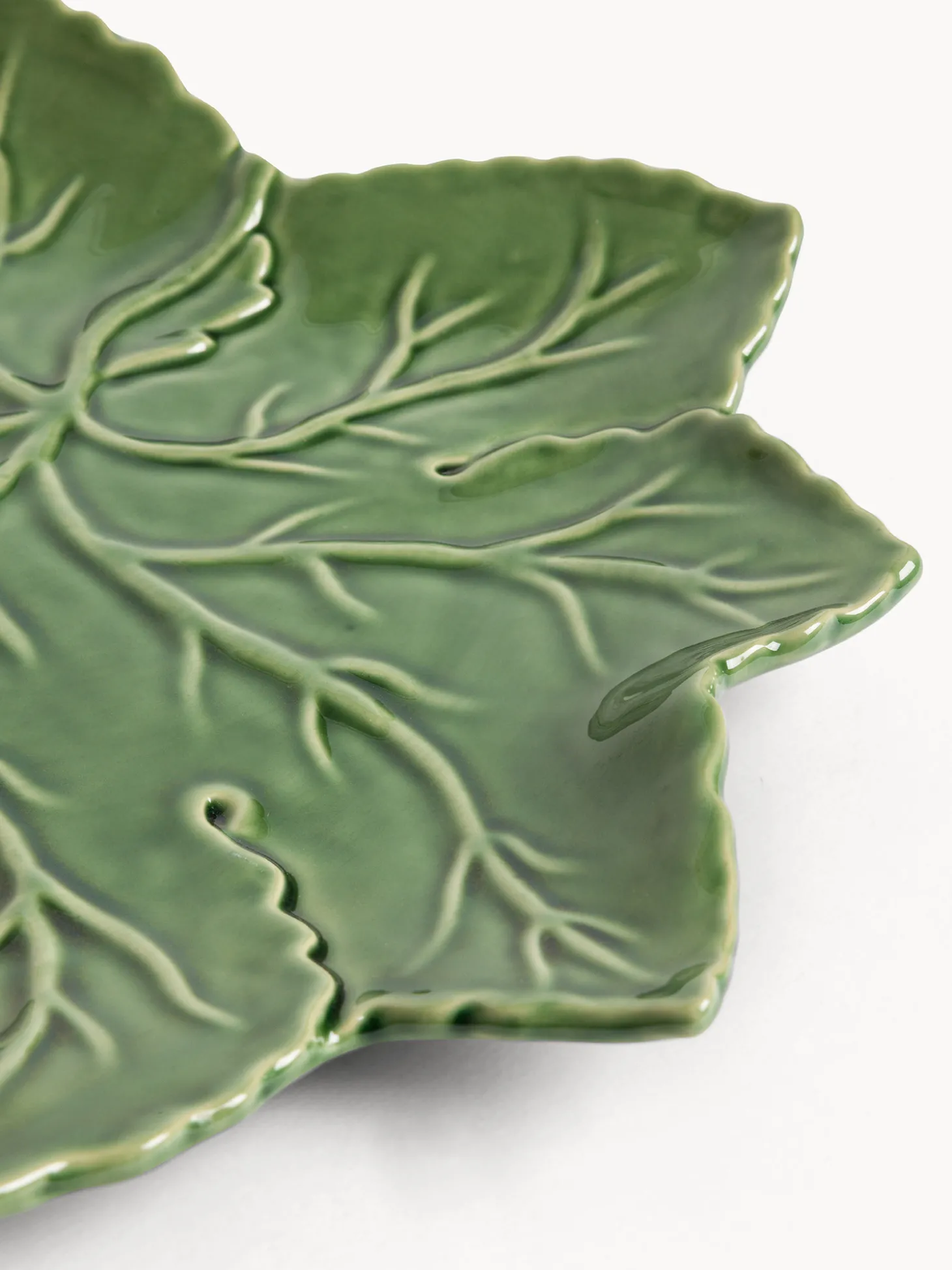 Piatto in stoneware a forma di foglia