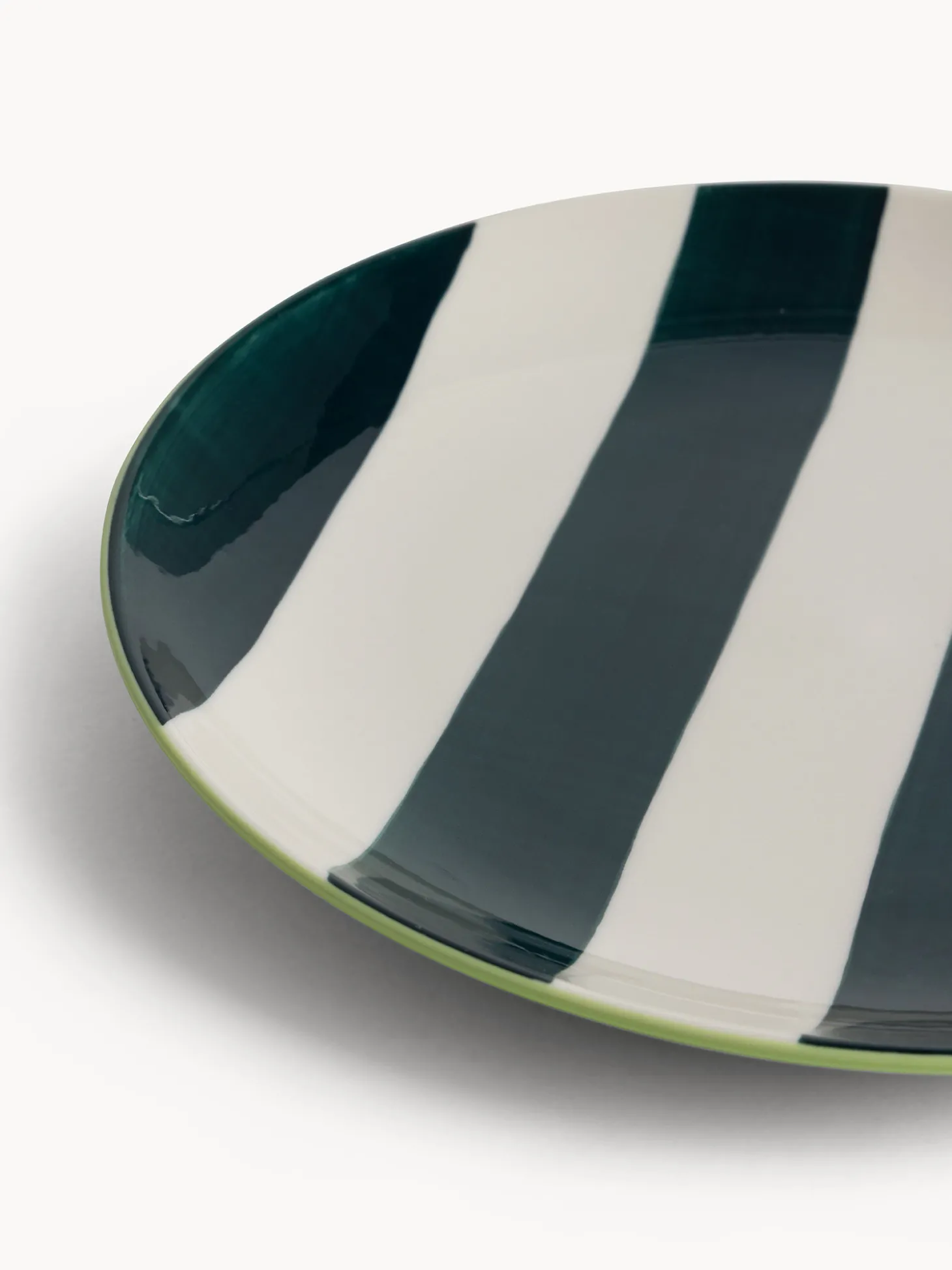 Piatto piano in ceramica a righe