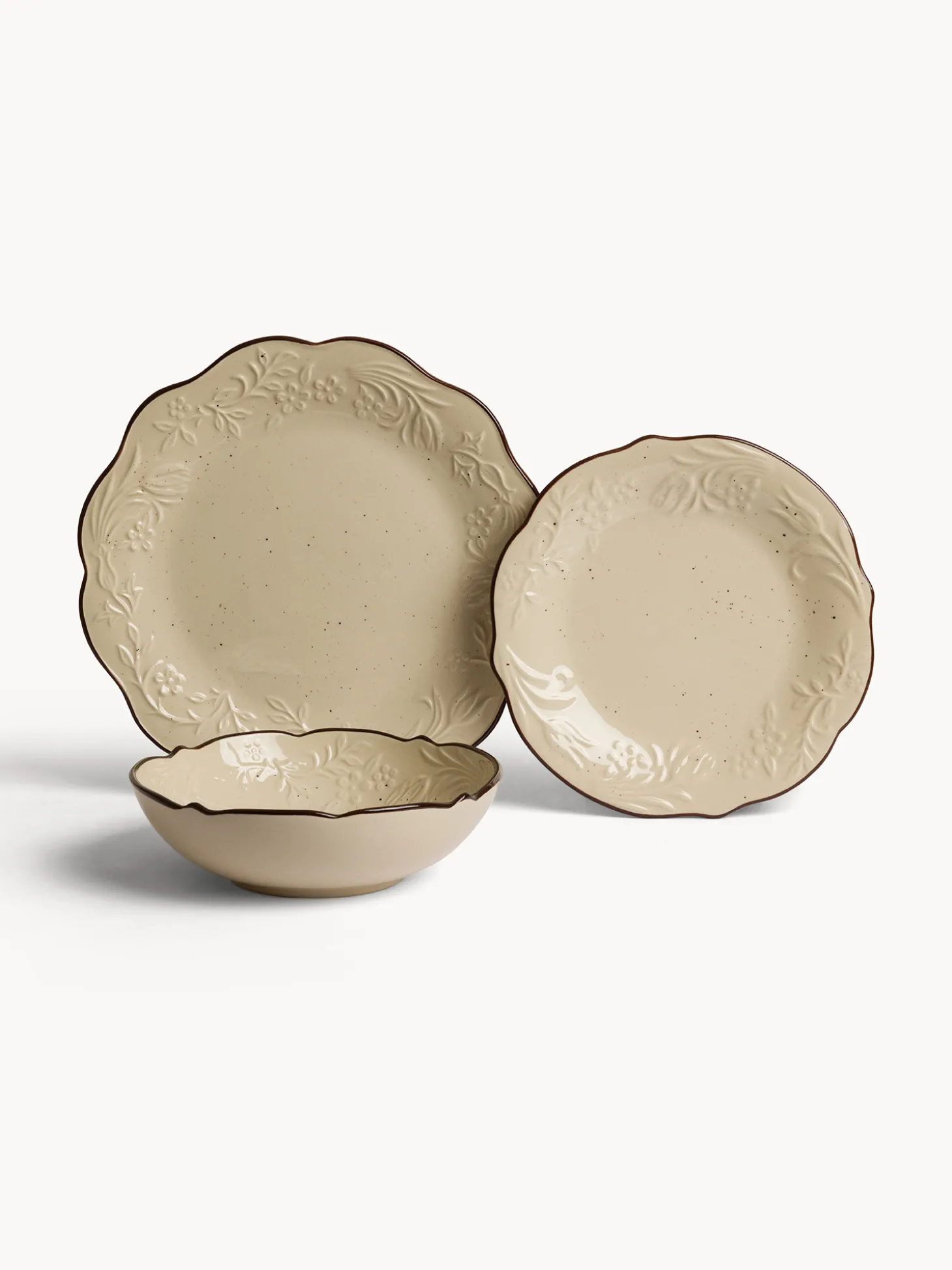 Piatto piano in stoneware con filo marrone