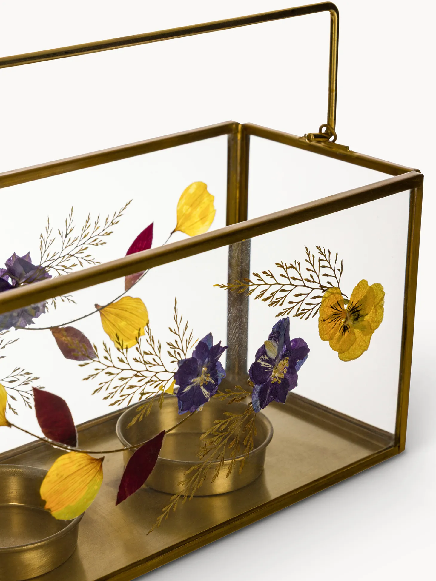 Porta t-light in vetro ed ottone con fiori secchi