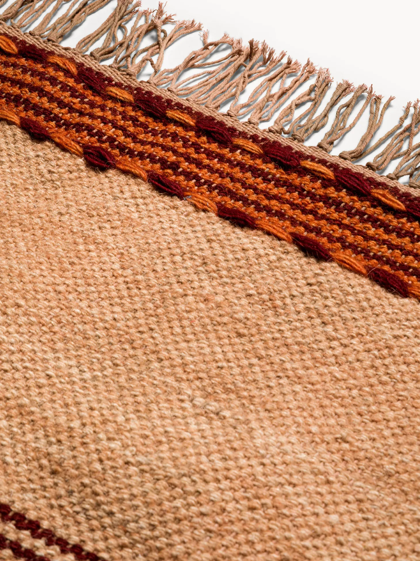 Tappeto in misto lana con fasce colorate e frange