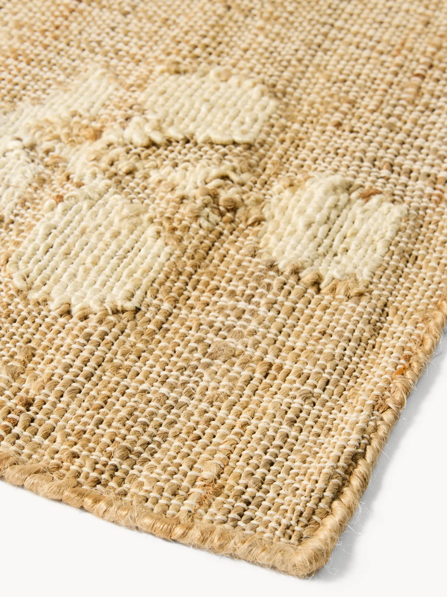 Tappeto rettangolare in 100% iuta con fiori bianchi