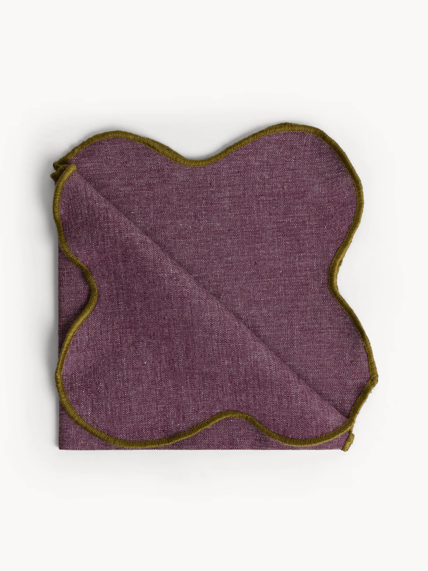 Tovagliolo in cotone con bordi smerlati e overlock