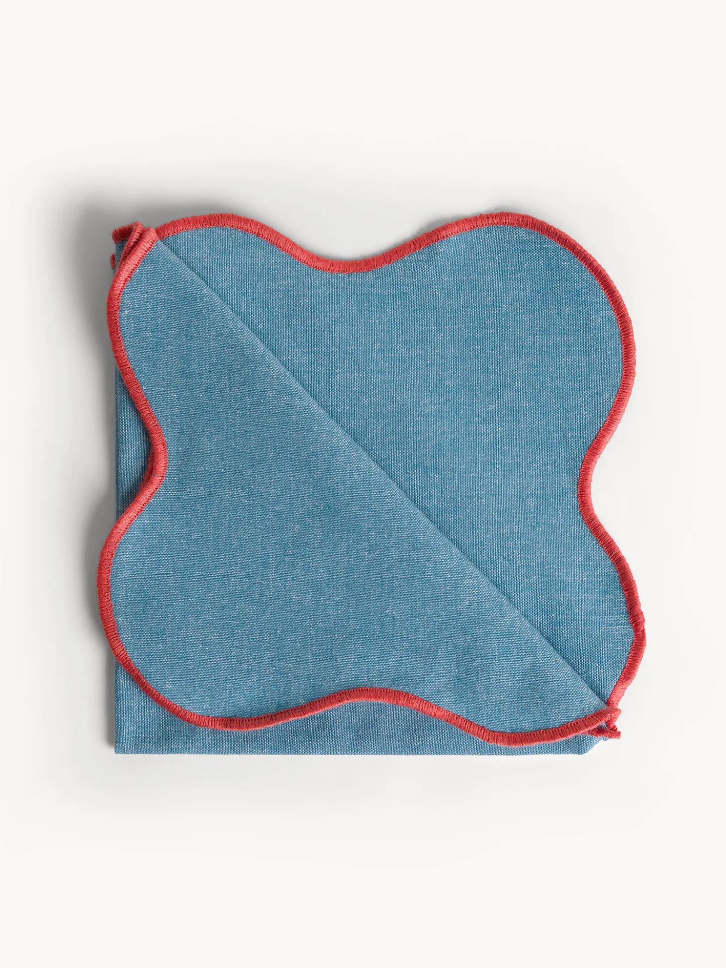 Tovagliolo in cotone con bordi smerlati e overlock