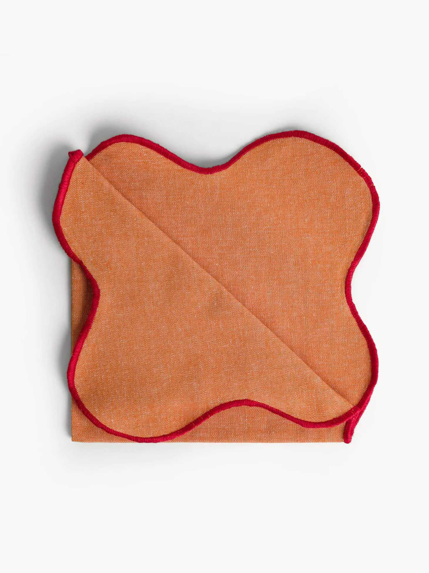 Tovagliolo in cotone con bordi smerlati e overlock
