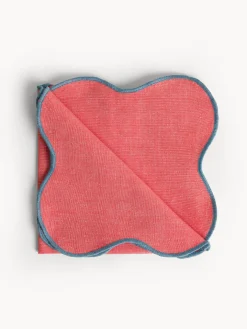 Tovagliolo in cotone con bordi smerlati e overlock